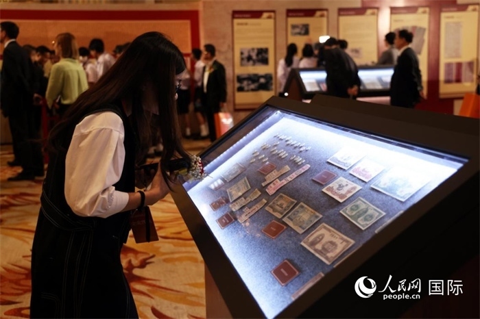 觀眾在“三江出海 一紙還鄉(xiāng)”僑批歷史文化展上觀賞展品。人民網(wǎng)記者楊一攝