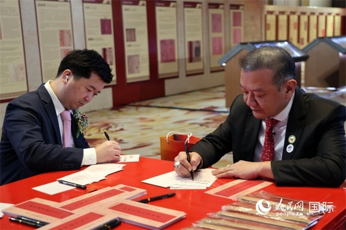 觀眾在展覽現(xiàn)場設置的體驗區(qū)手寫“批信”。人民網(wǎng)記者楊一攝