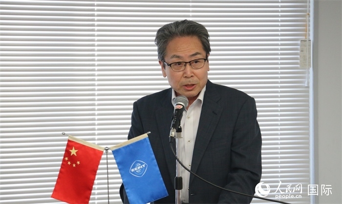 日本國貿(mào)促專務(wù)理事安田真人在日本路演會(huì)場發(fā)表致辭。人民網(wǎng) 許可攝