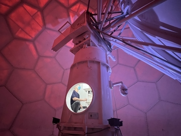 寧德國(guó)家天氣雷達(dá)站工作人員正在清洗雷達(dá)滑環(huán)。人民網(wǎng)高清揚(yáng)攝