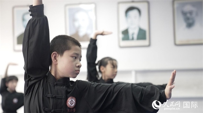 正在練習(xí)劈掛拳的武術(shù)學(xué)童。人民網(wǎng)記者 袁蒙攝