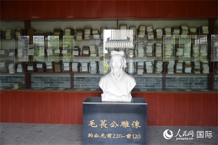 河間詩經(jīng)齋毛萇雕像。雕像后書櫥中陳列的是歷代各版本《詩經(jīng)》及譯本。 人民網(wǎng) 趙昭攝