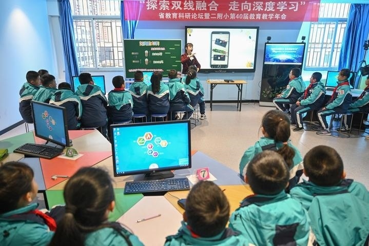 福州教育學(xué)院附屬第二小學(xué)的學(xué)生在由學(xué)校與網(wǎng)龍網(wǎng)絡(luò)公司共同打造的“創(chuàng)客教室”學(xué)習(xí)科學(xué)課（2020年12月18日攝）。新華社記者 宋為偉 攝