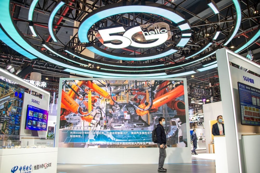 在位于湖北省武漢市的中國光谷科技會(huì)展中心拍攝的“5G+工業(yè)互聯(lián)網(wǎng)成果展”現(xiàn)場(chǎng)（2021年11月20日攝）。新華社記者 伍志尊 攝