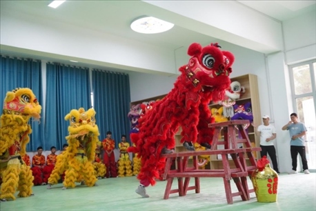 開(kāi)課儀式現(xiàn)場(chǎng)，疏附縣第一中學(xué)舞獅隊(duì)的醒獅表演。
