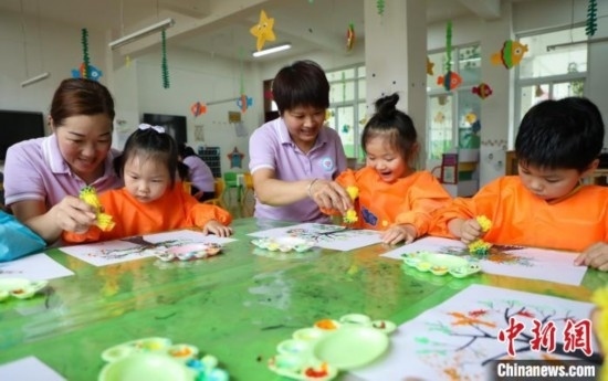 在肥西縣山南鎮(zhèn)中心幼兒園，孩子們?cè)诶蠋煹闹笇?dǎo)下作畫。陳家樂 攝
