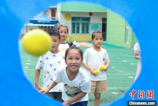 在肥西縣山南鎮(zhèn)中心幼兒園，孩子們?cè)谕娌级赐肚蛴螒?。陳家?攝