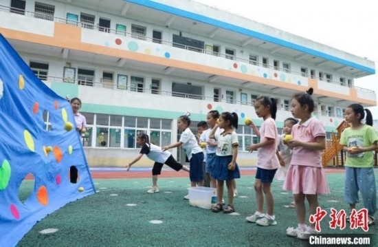 在肥西縣山南鎮(zhèn)中心幼兒園，孩子們?cè)谕娌级赐肚蛴螒颉ｊ惣覙?攝