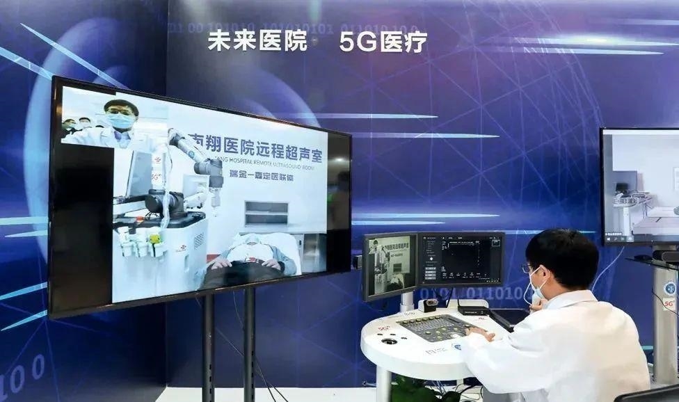 2021年5月7日，上海瑞金醫(yī)院，醫(yī)生通過遠(yuǎn)程控制5G機(jī)械臂為病人做B超。