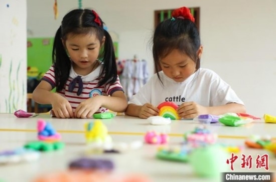 在肥西縣山南鎮(zhèn)中心幼兒園，孩子們?cè)谧霾噬嗨?。陳家?攝