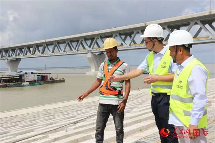 孟加拉國(guó)帕德瑪大橋河道整治工程北岸整治區(qū)域長(zhǎng)1.5千米，南岸長(zhǎng)11.5千米，是目前世界上規(guī)模最大的河道整治工程。人民網(wǎng)記者 孫廣勇攝