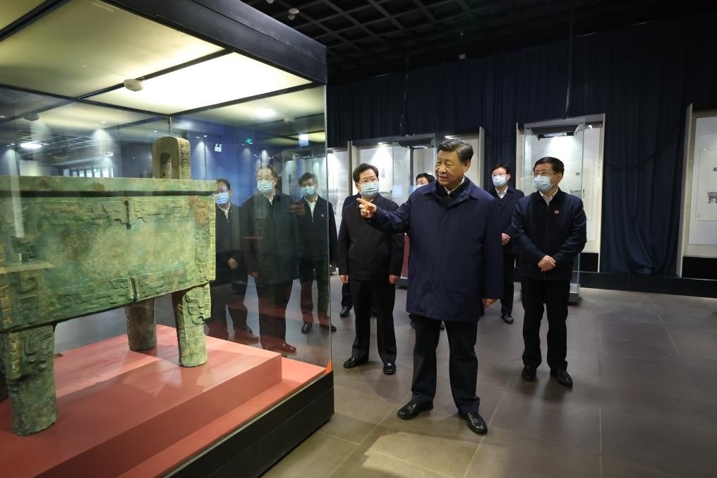 2022年10月26日至28日，中共中央總書記、國家主席、中央軍委主席習(xí)近平在陜西省延安市、河南省安陽市考察。這是28日下午，習(xí)近平在安陽市殷墟博物館考察。新華社記者 鞠鵬 攝