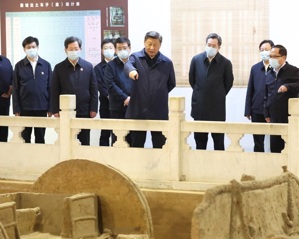 2022年10月26日至28日，中共中央總書記、國家主席、中央軍委主席習(xí)近平在陜西省延安市、河南省安陽市考察。這是28日下午，習(xí)近平在安陽市殷墟遺址考察。新華社記者 丁林 攝