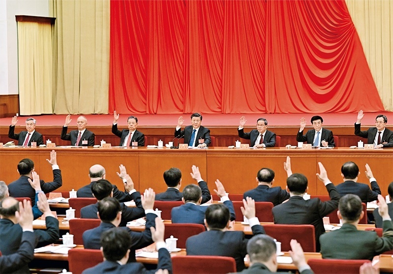 中國(guó)共產(chǎn)黨第二十屆中央委員會(huì)第二次全體會(huì)議，于2023年2月26日至28日在北京舉行。這是習(xí)近平、李強(qiáng)、趙樂際、王滬寧、蔡奇、丁薛祥、李希等在主席臺(tái)上。 新華社記者 謝環(huán)馳/攝