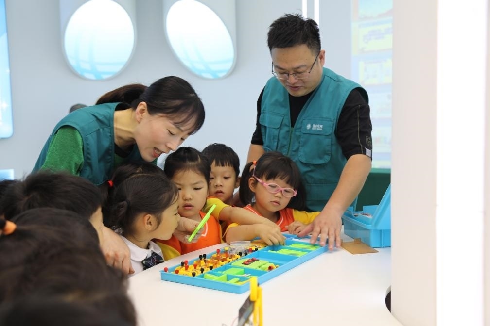 7月12日，浙江寧波奉化區(qū)實(shí)驗(yàn)小學(xué)，暑托班孩子學(xué)習(xí)暑期安全用電和節(jié)能知識。新華社記者張璇攝