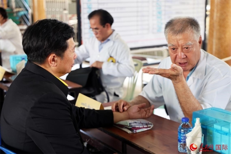 泰國中醫(yī)師為泰國春武里府最高行政長官威塔亞號脈問診。人民網(wǎng)記者 楊一攝