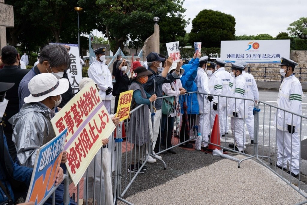 2022年5月15日，在日本沖繩，人們在沖繩回歸日本本土50周年紀(jì)念儀式現(xiàn)場外抗議。新華社記者張笑宇攝