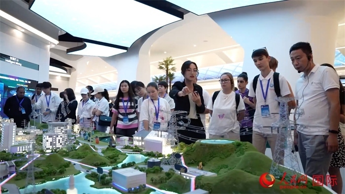 “上合小記者”在華為北京研究院參觀。實習生 方明軒攝