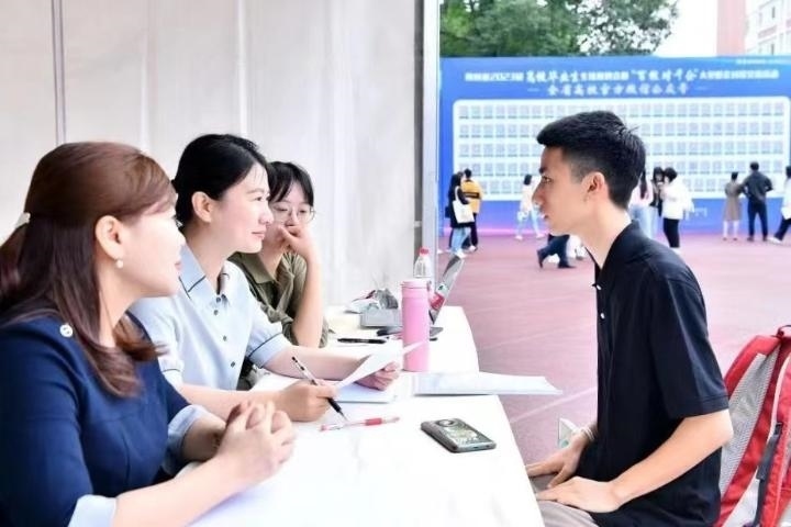 2023年5月7日，四川省2023屆高校畢業(yè)生專場招聘會暨“百校對千企”大型校企對接交流活動在成都理工大學舉行。（四川省教育廳供圖）