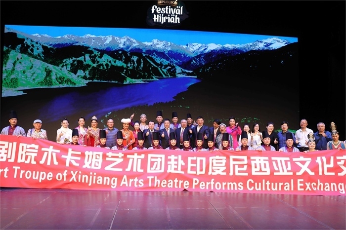 演出結(jié)束后陸慷大使和夫人及印尼官員與演職人員合影。中國駐印度尼西亞大使館供圖