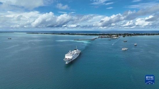 7月22日，中國(guó)海軍“和平方舟”號(hào)醫(yī)院船結(jié)束基里巴斯訪問(wèn)，駛離塔拉瓦港。新華社發(fā)（桂江波 攝）