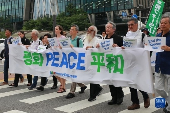 7月22日，在韓國首爾，人們手舉標語參與反戰(zhàn)游行。新華社發(fā)（楊暢 攝）