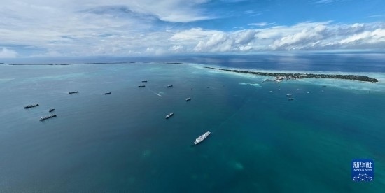 7月22日，中國(guó)海軍“和平方舟”號(hào)醫(yī)院船結(jié)束基里巴斯訪問(wèn)，駛離塔拉瓦港。新華社發(fā)（桂江波 攝）