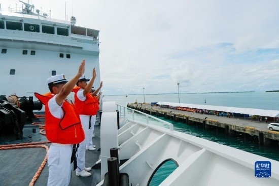 7月22日，中國(guó)海軍“和平方舟”號(hào)醫(yī)院船駛離基里巴斯首都塔拉瓦任務(wù)官兵向送行人群揮手告別。新華社發(fā)（黎宇 攝）