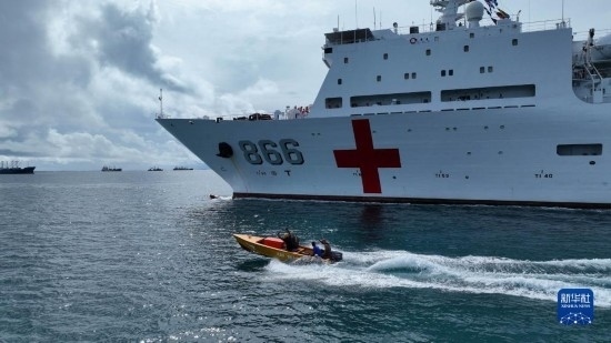 7月22日，中國(guó)海軍“和平方舟”號(hào)醫(yī)院船駛離塔拉瓦港途中，基里巴斯當(dāng)?shù)孛癖婑{船揮手告別。新華社發(fā)（桂江波 攝）