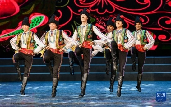 7月21日，哈薩克斯坦薩爾塔納國家舞蹈團的演員在演出。