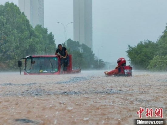 湖北咸寧暴雨引發(fā)內(nèi)澇，消防營救疏散民眾 朱燕林 攝