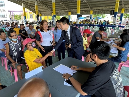 中方與菲方一道將中國援菲化肥分發(fā)至菲農戶手中。中國駐菲律賓大使館供圖