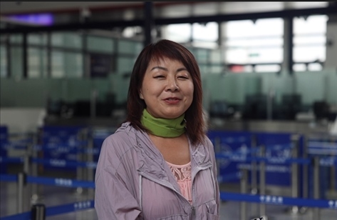 7月22日，曾經(jīng)在老撾瑯勃拉邦工作過(guò)3年的加拿大華僑孫月玲乘坐中老鐵路國(guó)際旅客列車從中國(guó)出境。衛(wèi)海林 攝