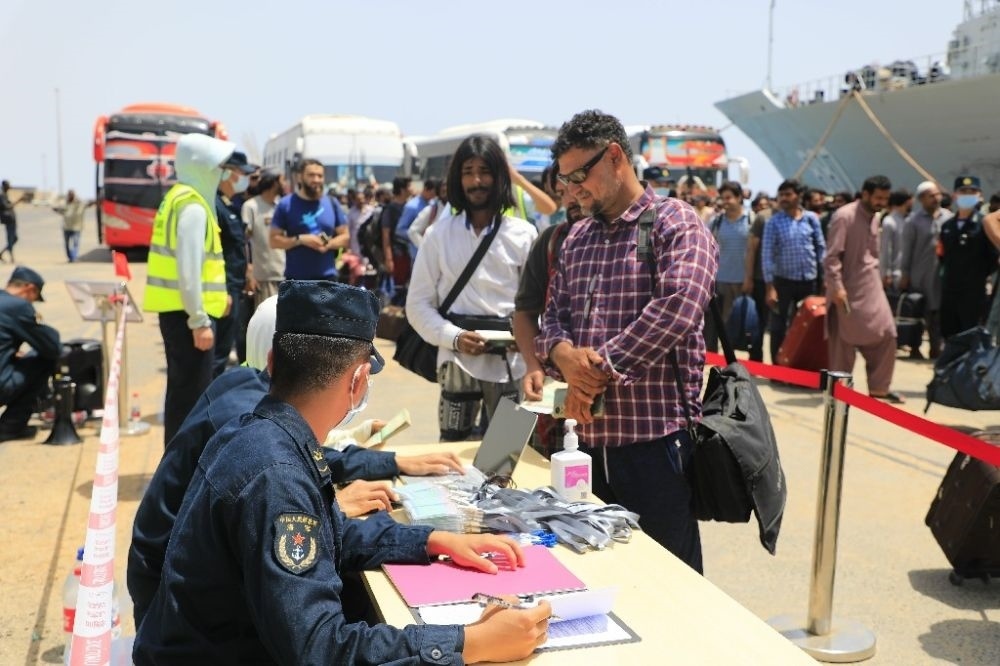 ↑2023年4月28日，從蘇丹撤離的外籍人員準(zhǔn)備登艦。新華社發(fā)（李怡諾攝）