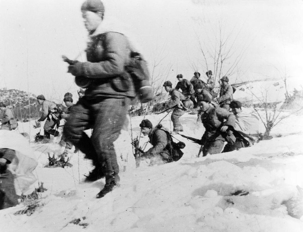 △中國人民志愿軍戰(zhàn)士向美軍進(jìn)攻的情形（1951年攝）。