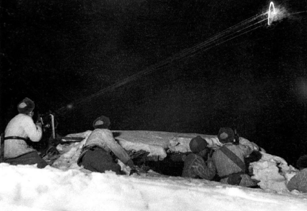  ↑1950年12月，在朝鮮長津湖，中國人民志愿軍第27軍連隊機槍手向美軍陣地射擊。新華社發(fā)（張崇岫 攝）