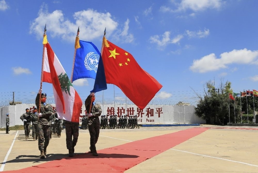 ↑在黎巴嫩南部辛尼亞村的中國維和部隊營區(qū)，中國維和部隊官兵在受勛后通過觀禮臺（2022年7月1日攝）。新華社記者 劉宗亞 攝