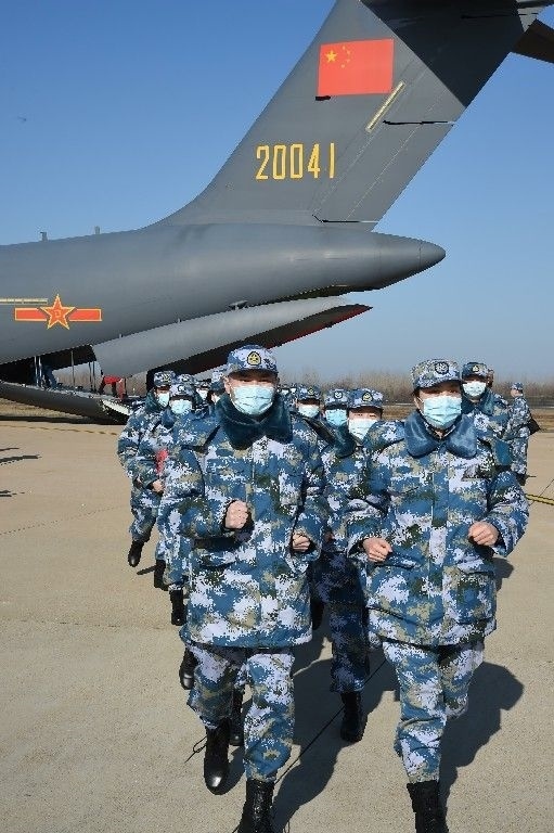 ↑2020年2月17日，一批軍隊支援湖北醫(yī)療隊員抵達武漢天河機場。新華社記者 黎云 攝