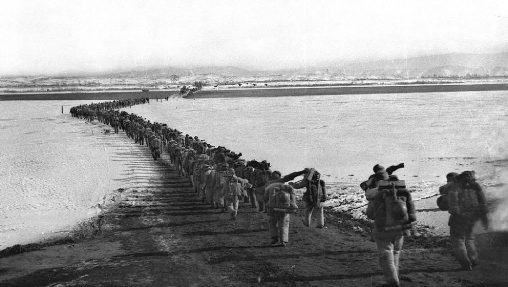 ↑1950年10月19日，中國人民志愿軍雄赳赳、氣昂昂跨過鴨綠江，和朝鮮人民一道共同抗擊侵略者。新華社發(fā)（黎民 攝）