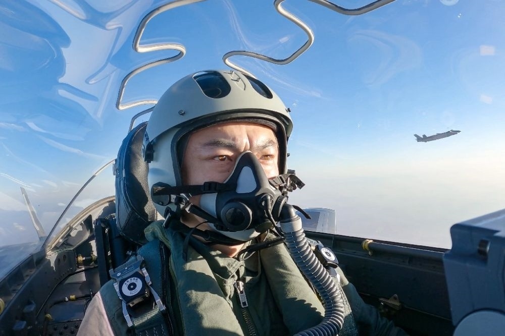 ↑全國人大代表、“強軍先鋒飛行大隊”大隊長高中強進行編隊飛行訓(xùn)練（2023年2月9日攝）。新華社發(fā)（姜皓元 攝）
