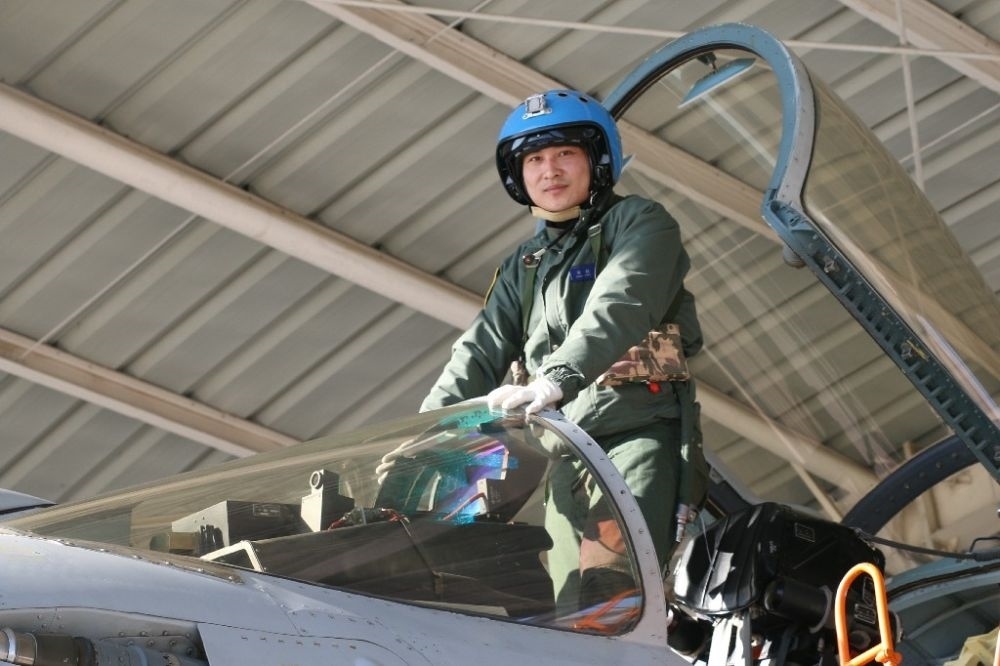 ↑海軍某艦載航空兵部隊原一級飛行員張超（2016年1月27日攝）。新華社發(fā)