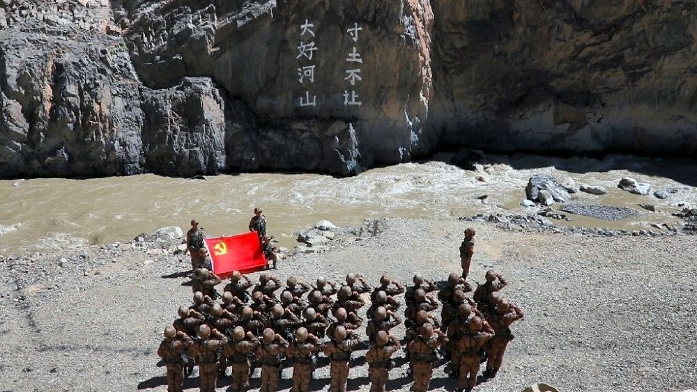 ↑某邊防團官兵在“大好河山 寸土不讓”標(biāo)語前舉行重溫入黨誓詞儀式（資料照片）。新華社發(fā)（鄭曉林 攝）