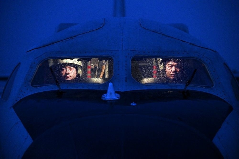 ↑空軍航空兵某團飛行二大隊飛行員準(zhǔn)備夜間飛行（2023年2月17日攝）。新華社發(fā)（余紅春 攝）