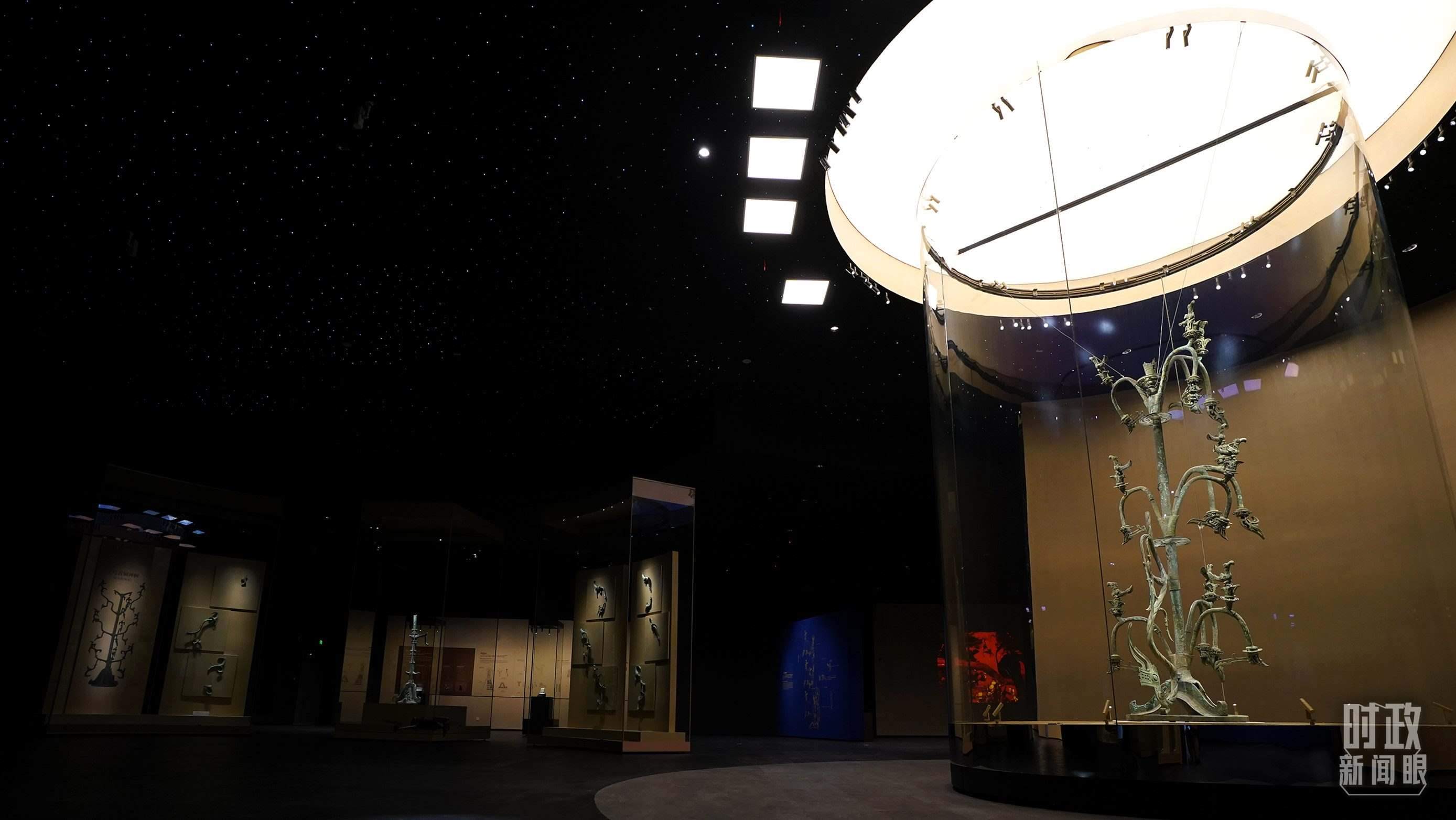 △三星堆出土的青銅神樹。（總臺國廣記者李晉拍攝）