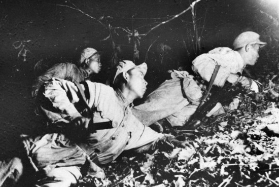 在1952年秋季的上甘嶺戰(zhàn)役中，堅守在坑道里的戰(zhàn)士準備夜間出擊。新華社發(fā)（資料照片）