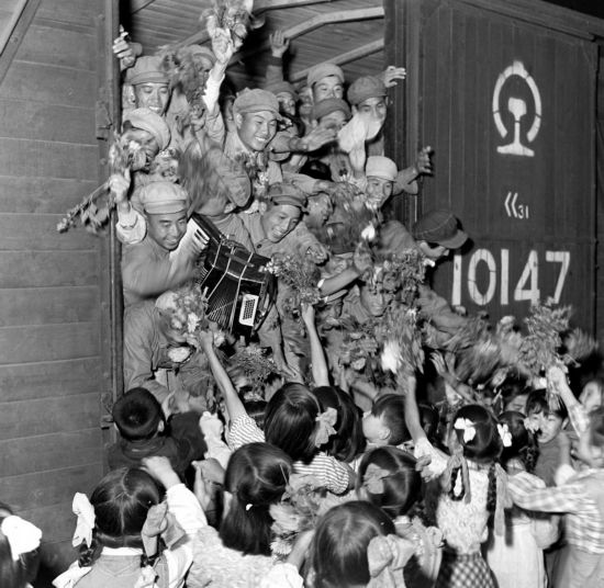 1954年，中國人民志愿軍歸國部隊抵達安東（今遼寧丹東），受到少先隊員的熱烈歡迎。新華社記者 王純德攝