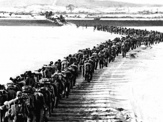1950年，美帝國主義把侵略的戰(zhàn)火燒到了鴨綠江邊。為保家衛(wèi)國，中國人民的優(yōu)秀兒女組織起志愿軍，跨過鴨綠江，與朝鮮軍民一道英勇打擊美國侵略軍。新華社發(fā)（資料照片）