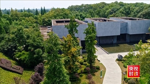 △2021年正式投入使用的三星堆文物保護修復館，堅持保護修復與考古研究同步進行，館內(nèi)分文保工作區(qū)和參觀區(qū)。