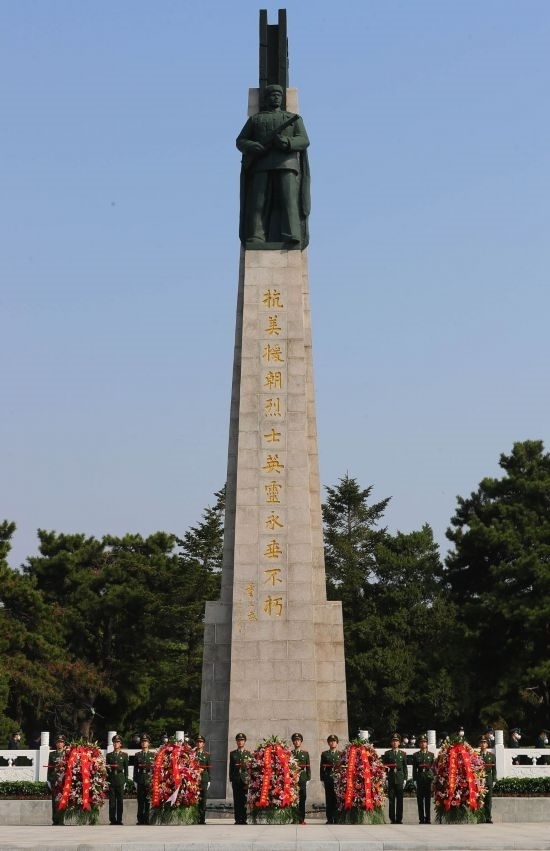 2022年9月30日，遼寧省暨沈陽市向烈士紀念碑敬獻花籃儀式在沈陽抗美援朝烈士陵園紀念碑廣場舉行。新華社記者 楊青 攝
