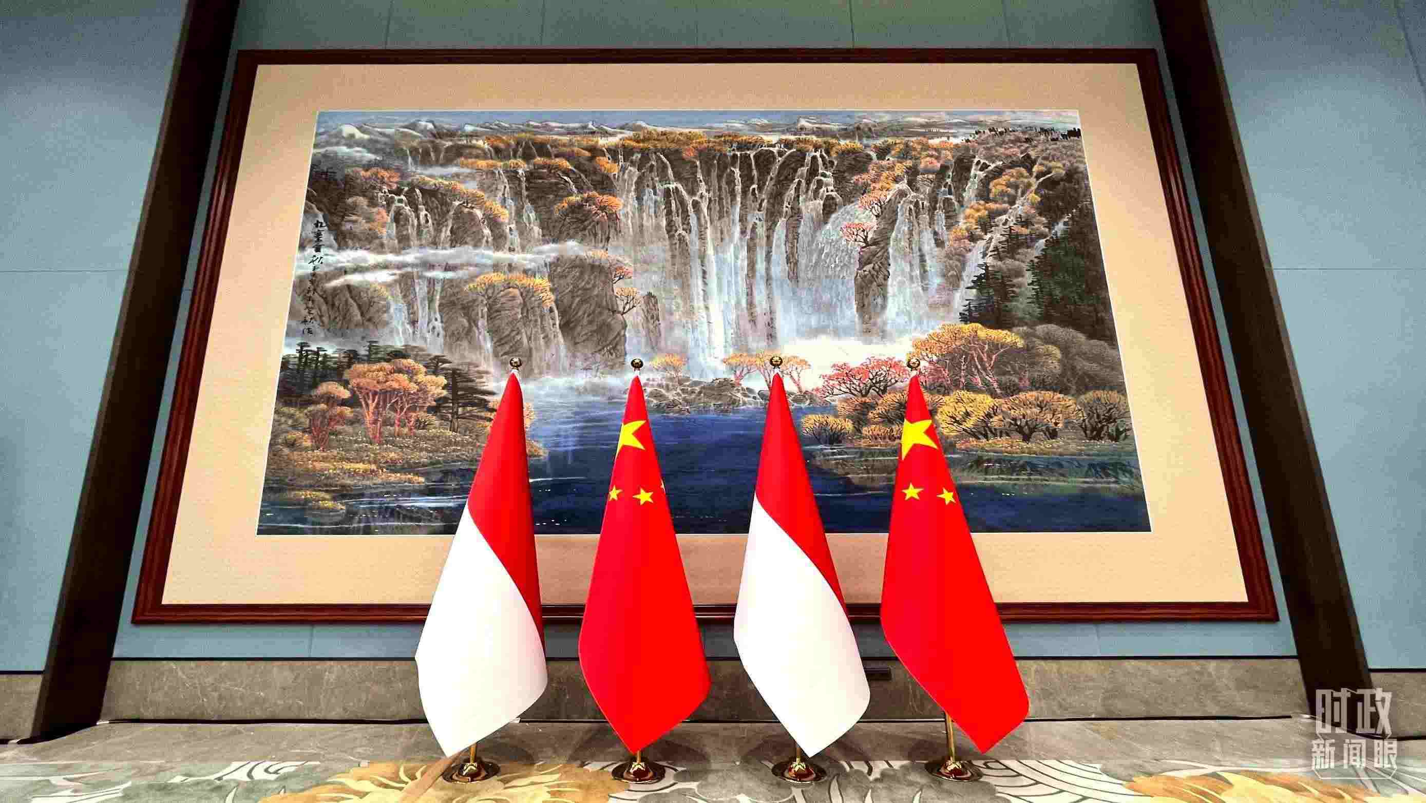 會(huì)見(jiàn)現(xiàn)場(chǎng)的中印尼兩國(guó)國(guó)旗。（總臺(tái)央視記者張垚拍攝）
